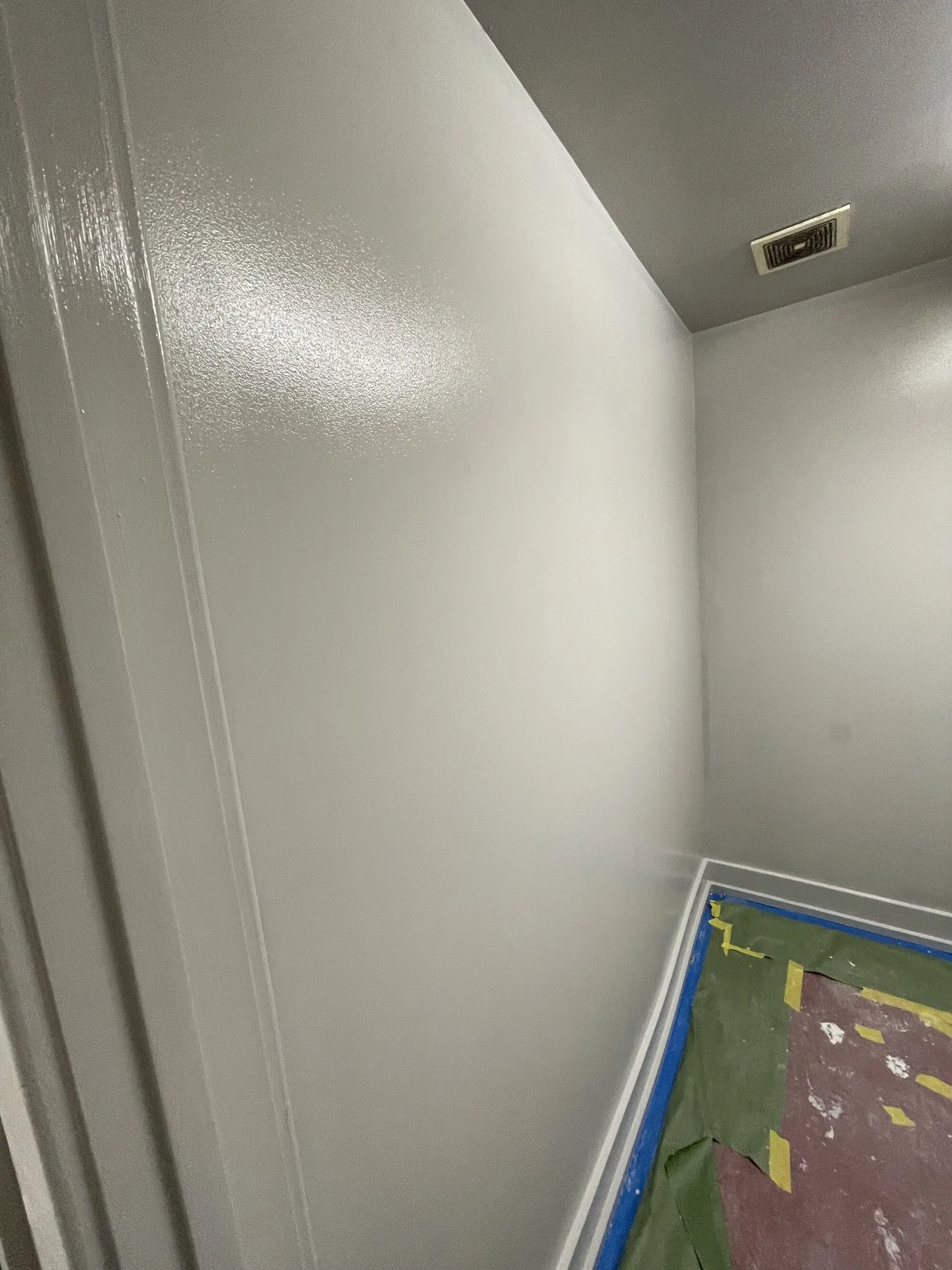 Interior corner with a freshly rolled ceiling and cut in wall line